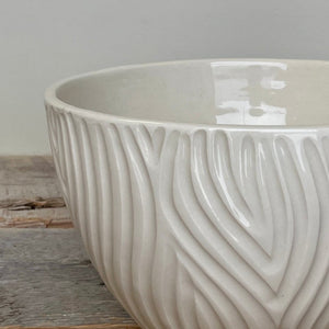 WOODGRAIN TALI SERVING BOWL IN IVORY