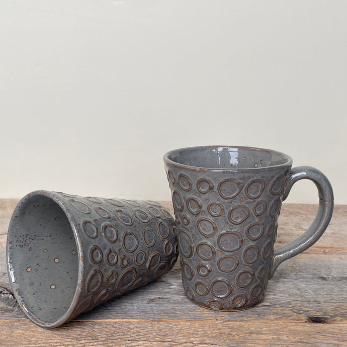 CIRCLES MUG IN SLATE-16 OUNCES