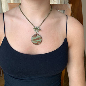 WAVE ROUND NECKLACE IN OLIVE