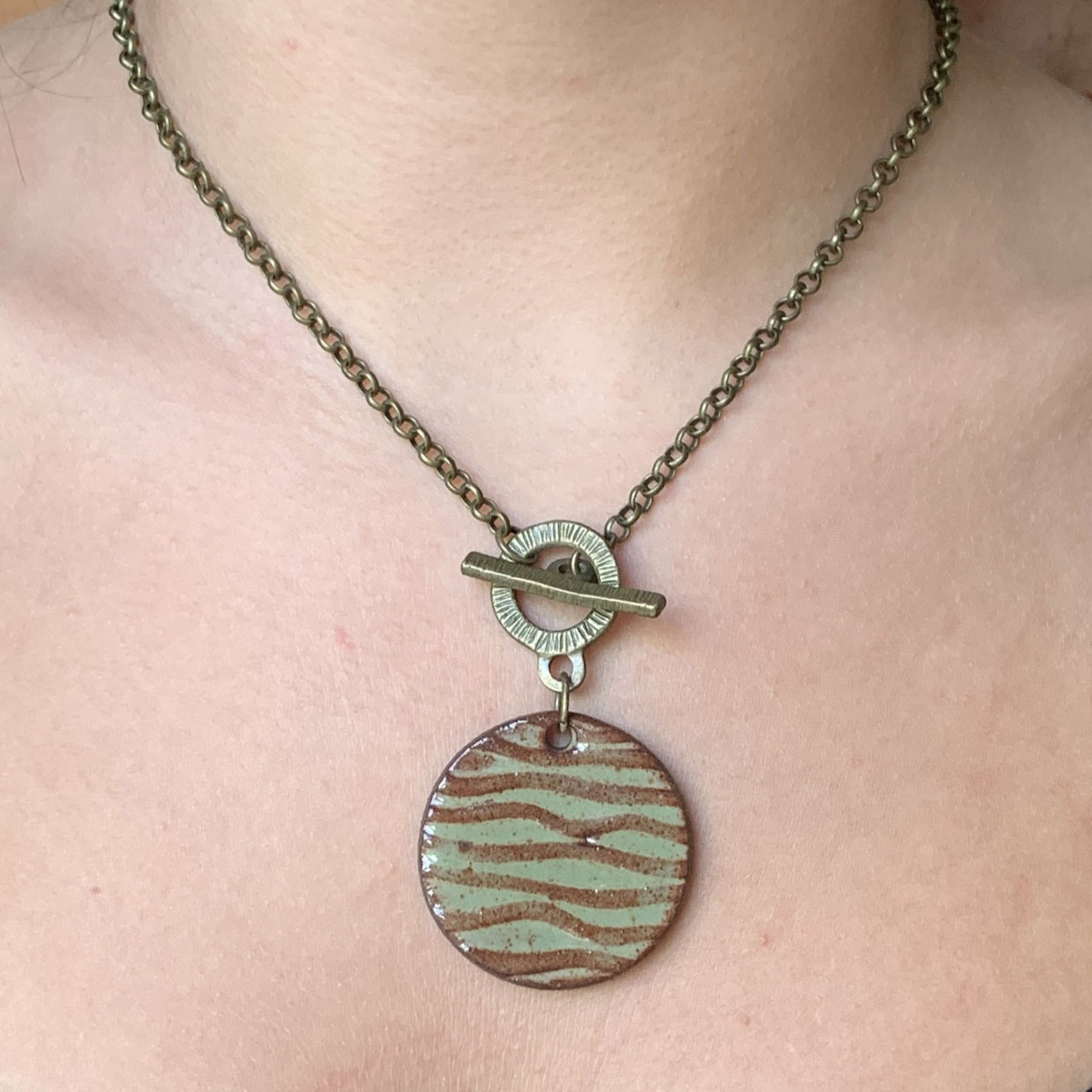 WAVE ROUND NECKLACE IN OLIVE