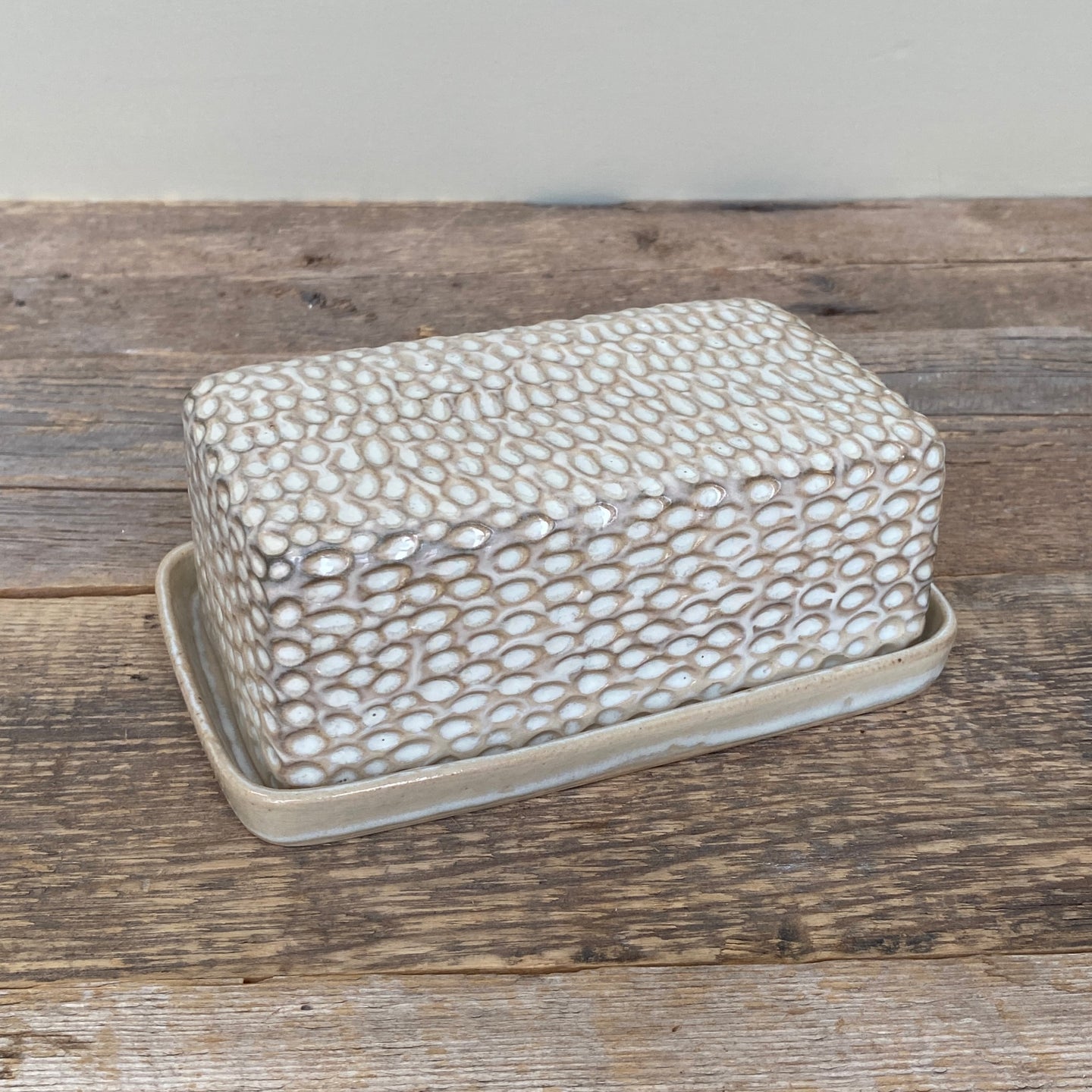 BUTTER DISH IN OATMEAL - CORAL