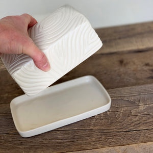 BUTTER DISH IN IVORY WITH CARVED WOOD GRAIN