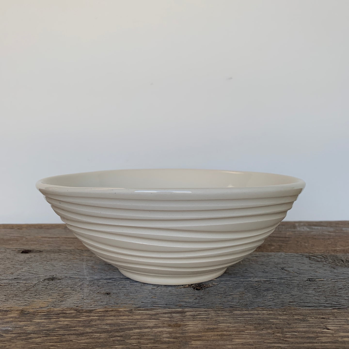 IVORY LINDA SERVING BOWL WITH WAVES