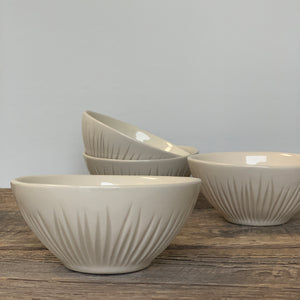 IVORY SMALL EVERYDAY BOWLS IN GRASS