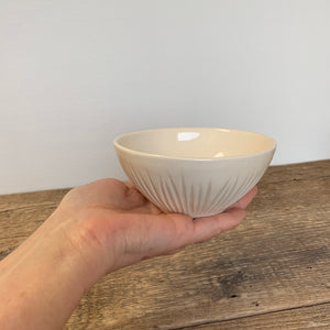 IVORY SMALL EVERYDAY BOWLS IN GRASS