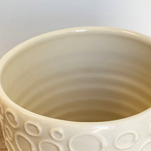 IVORY UTENSIL HOLDER WITH CIRCLES