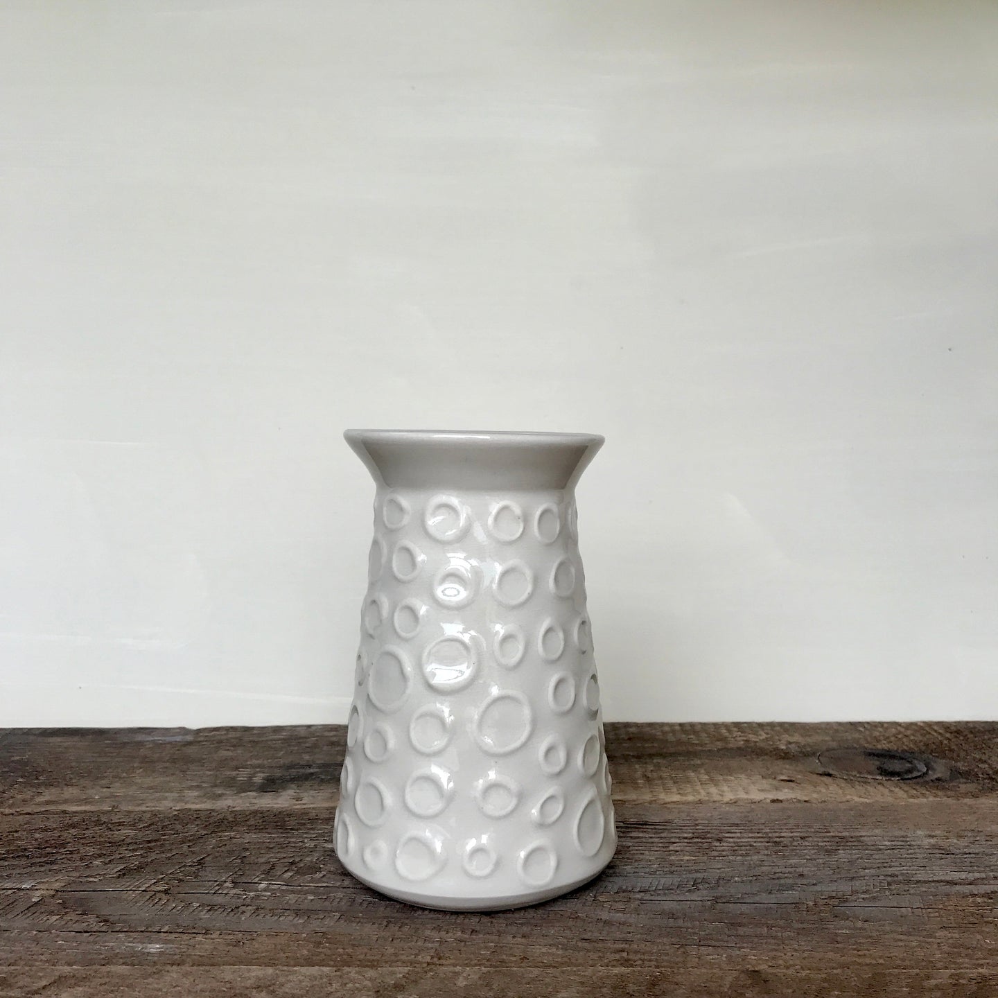 IVORY SHEREEN VASE WITH CIRCLES