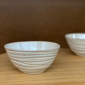 MEDIUM EVERYDAY BOWLS IN OATMEAL WITH WAVES (SET OF 2)