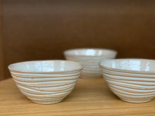 Load image into Gallery viewer, MEDIUM EVERYDAY BOWLS IN OATMEAL WITH WAVES (SET OF 2)
