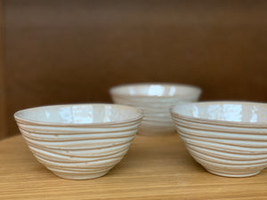 OATMEAL LARGE EVERYDAY BOWL WITH WAVES