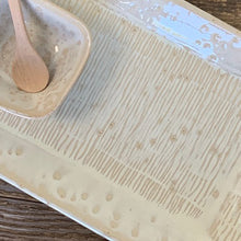 Load image into Gallery viewer, OATMEAL MEDIUM RECTANGLE PLATTER SET WITH STRIPES (7.5&quot; X 12.5)