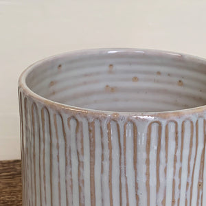 OATMEAL UTENSIL HOLDER WITH CARVED STRIPES