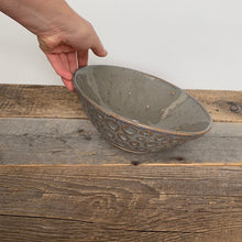 Load image into Gallery viewer, SLATE LINDA SERVING BOWL WITH CIRCLES