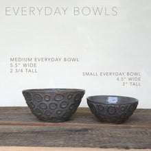 Load image into Gallery viewer, MEDIUM EVERYDAY BOWLS IN OATMEAL WITH WAVES (SET OF 2)