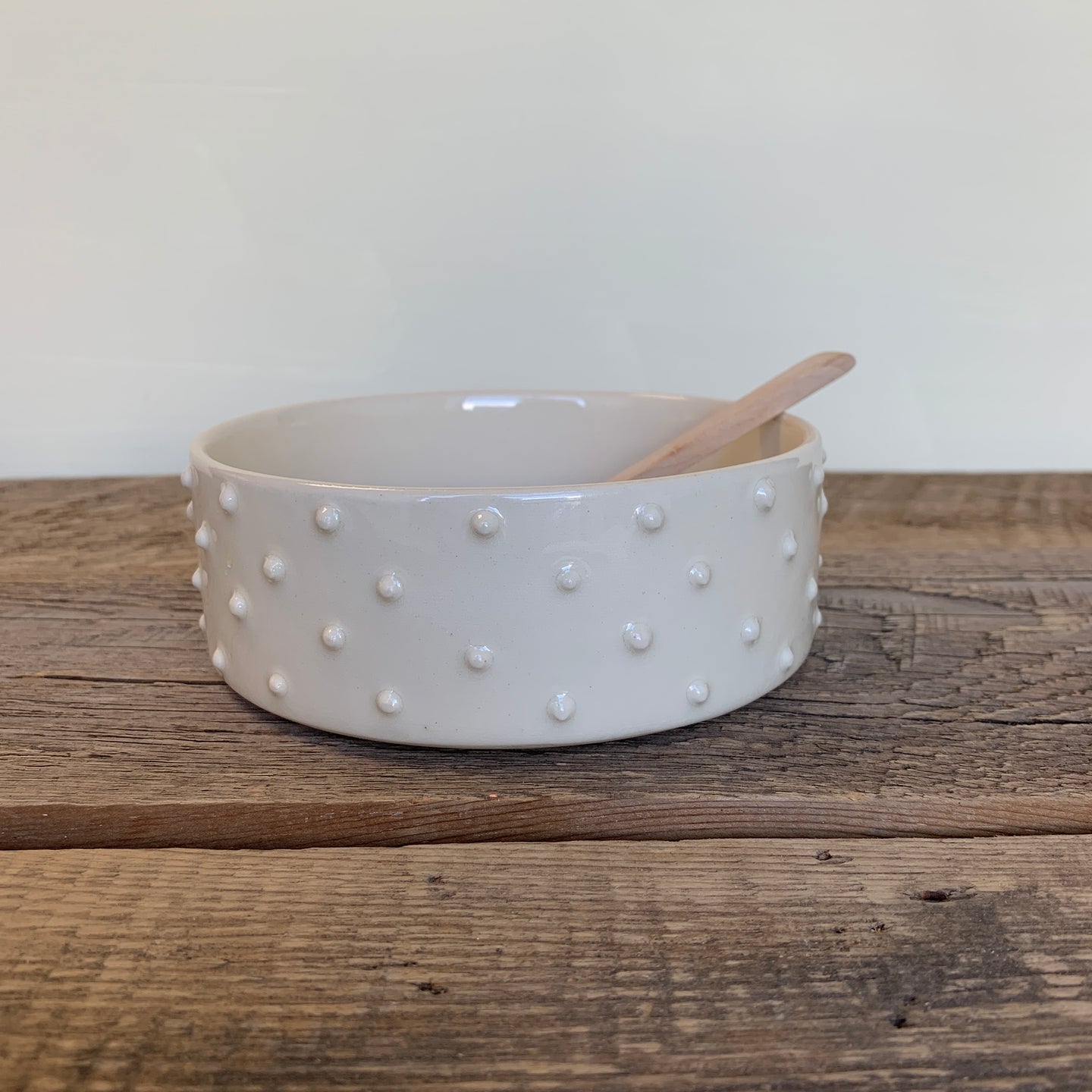 IVORY BRIE BAKER / PATE DISH WITH DOTS WITH SPOON
