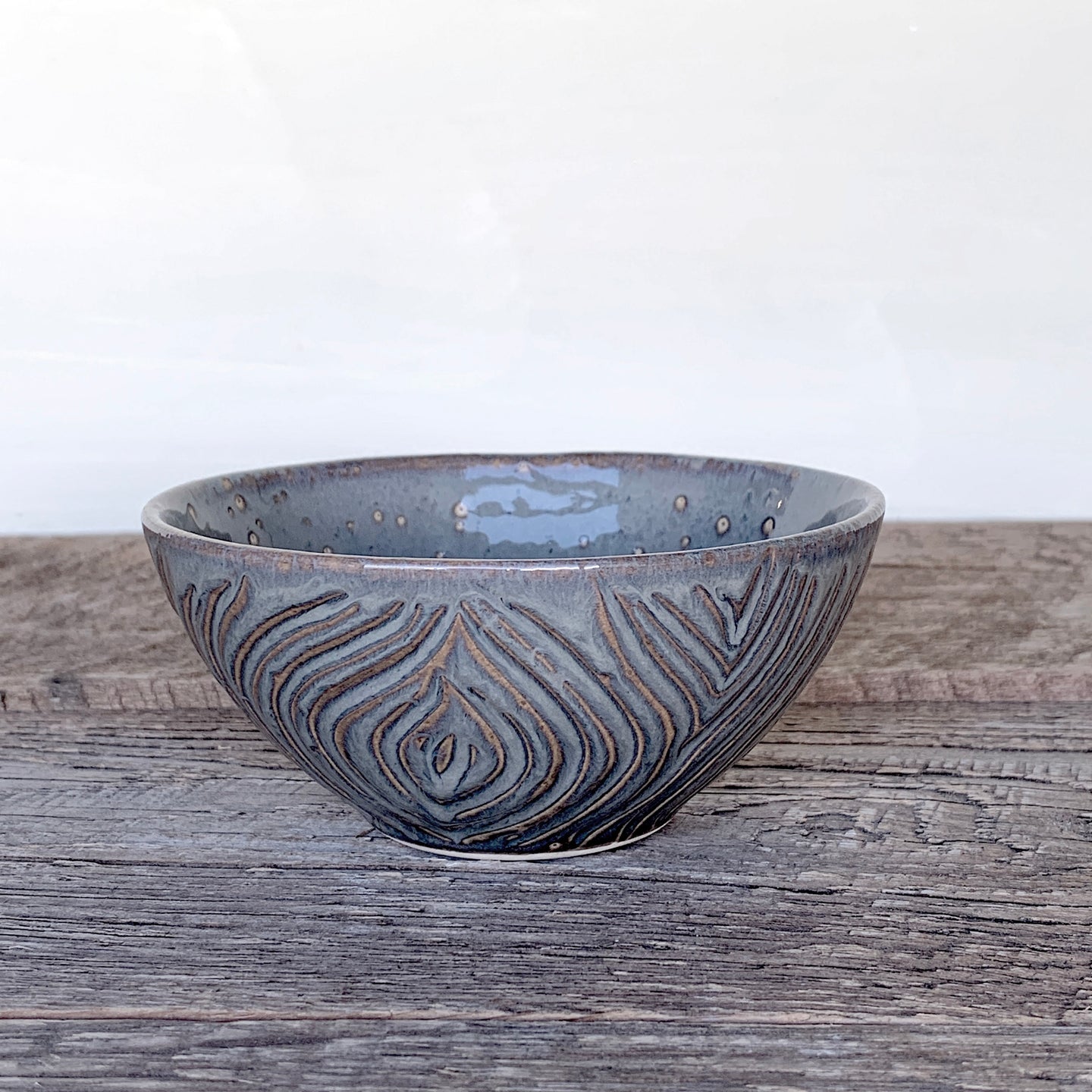 SLATE SMALL EVERYDAY BOWLS WITH CARVED WOOD GRAIN